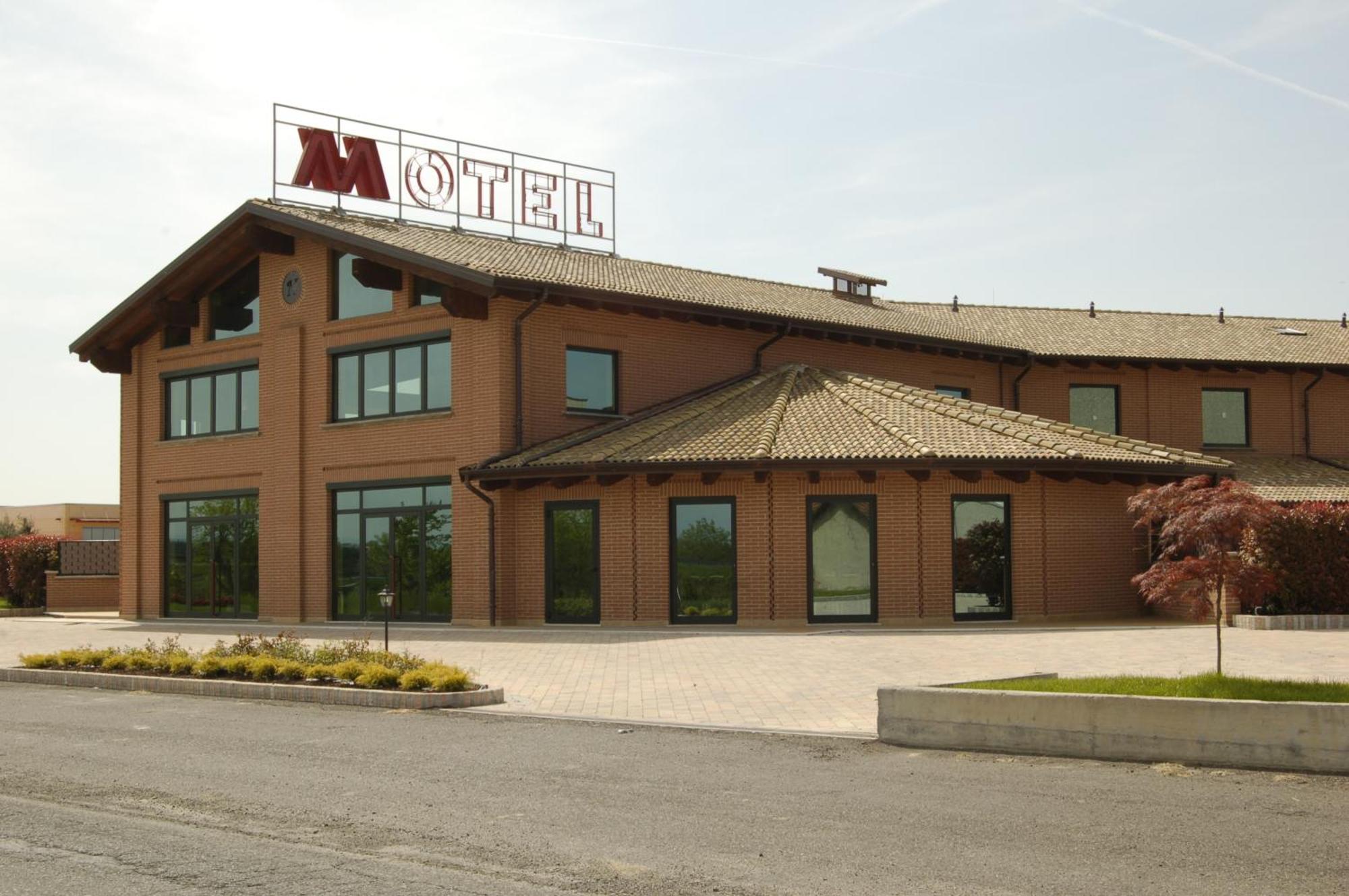 Hm Motelhotel Castellazzo Bormida Esterno foto